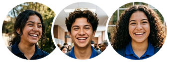 Tres jóvenes sonrientes posando para una foto al aire libre con vegetación de fondo.