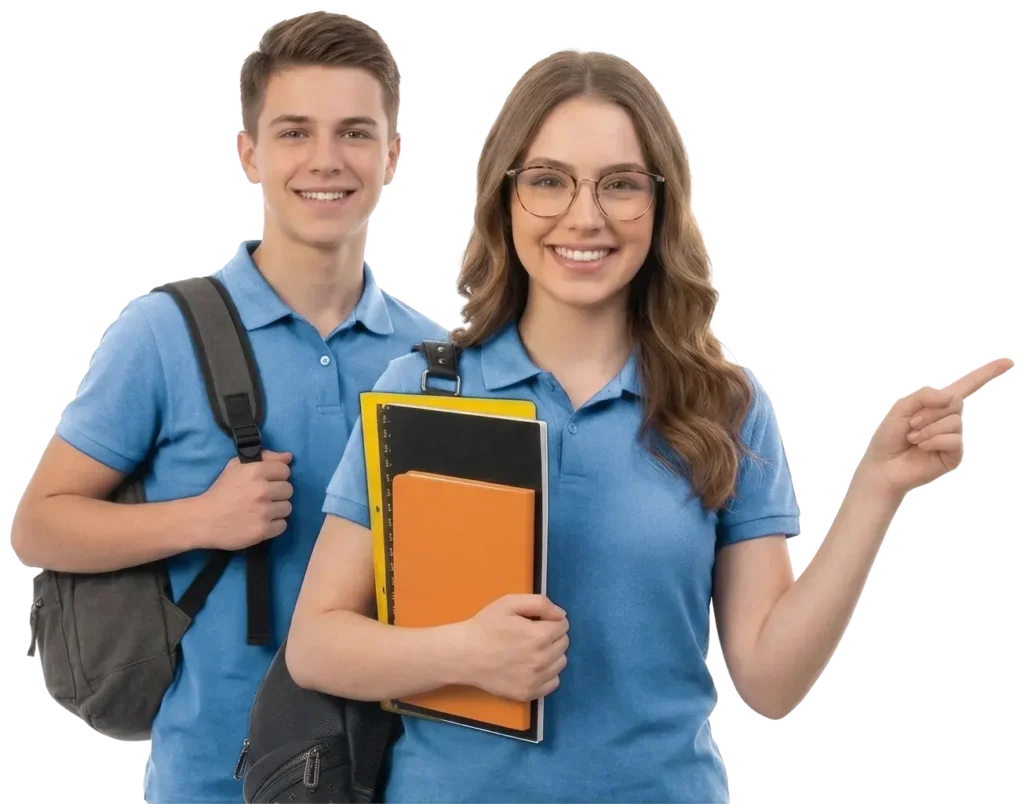 Dos estudiantes jóvenes sonrientes con camisetas azules, mochilas, y uno sostiene cuadernos y carpetas mientras señala hacia un lado.